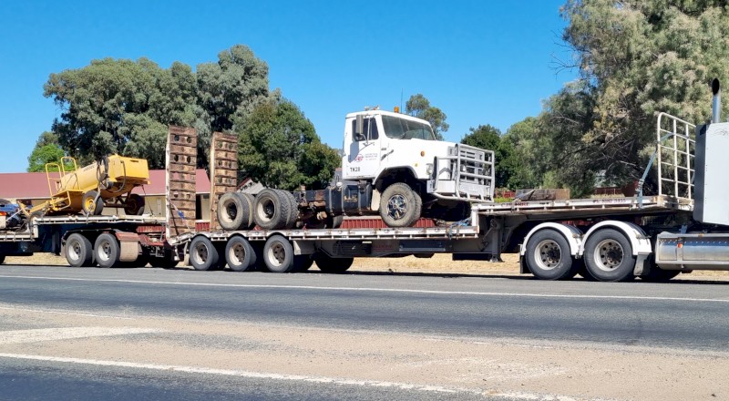 45ft drop deck with out riggers 