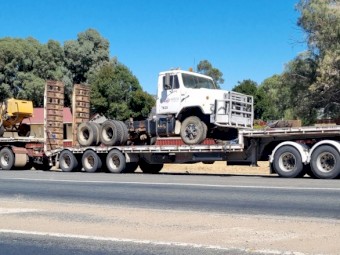 45ft drop deck with out riggers 