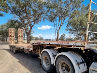 45ft drop deck with out riggers 