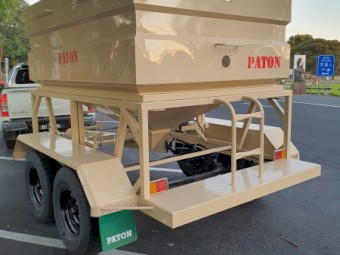 TRAIL FEEDING TRAILER