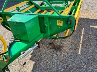Round bale feedout wagon