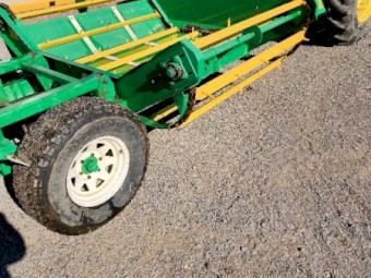 Round bale feedout wagon