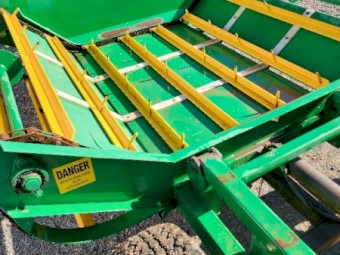 Round bale feedout wagon