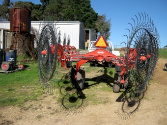 2019 Kuhn SR300 14 Wheel Hay Rake