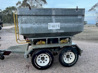 Yellow kelpie grain feeder