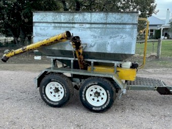 Yellow kelpie grain feeder