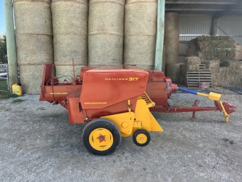 New Holland 317square hay  baler 