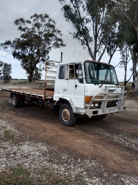 Hino 18ft tray truck