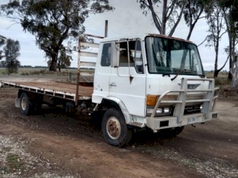 Hino 18ft tray truck