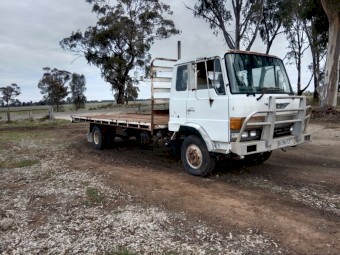 Hino 18ft tray truck