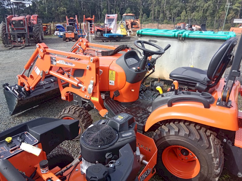 KIOTI CS2610 WITH LOADER AND BACKHOE ATTACHMENT