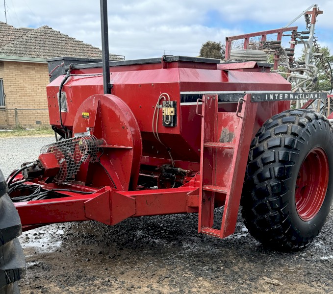 1985 International 5700 Air Seeder 30ft 740 MK2 Bar