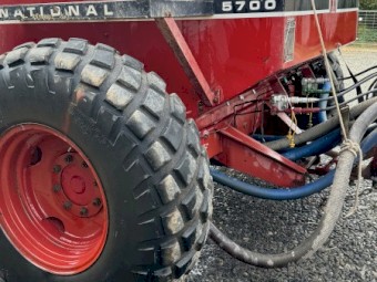 1985 International 5700 Air Seeder 30ft 740 MK2 Bar