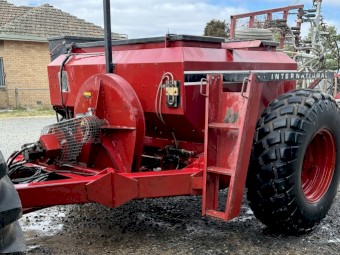 1985 International 5700 Air Seeder 30ft 740 MK2 Bar