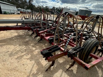 1985 International 5700 Air Seeder 30ft 740 MK2 Bar