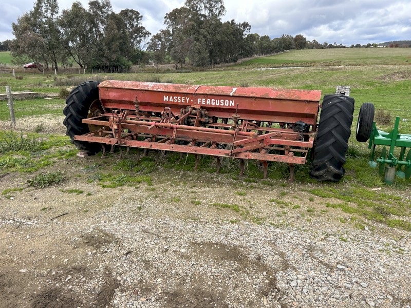 Massey Ferguson seeder 