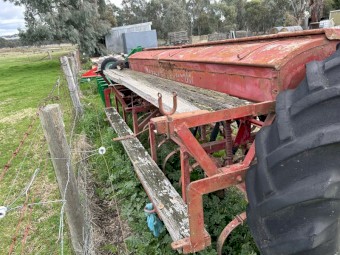 Massey Ferguson seeder 