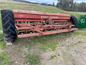 Massey Ferguson seeder 