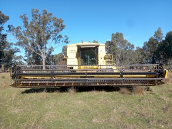 2001 New Holland TR 89 Header