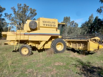 2001 New Holland TR 89 Header