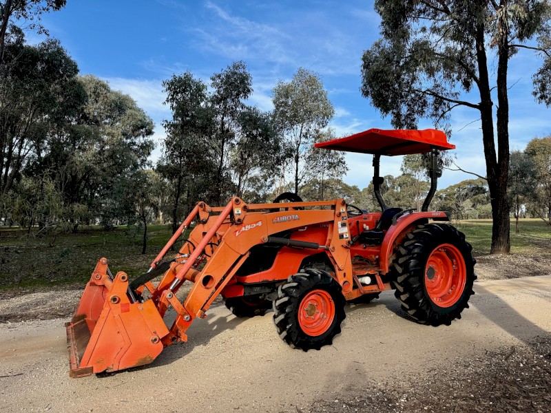 Kubota MX5100 Tractor with Loader & 4in1 Bucket Farm Tender
