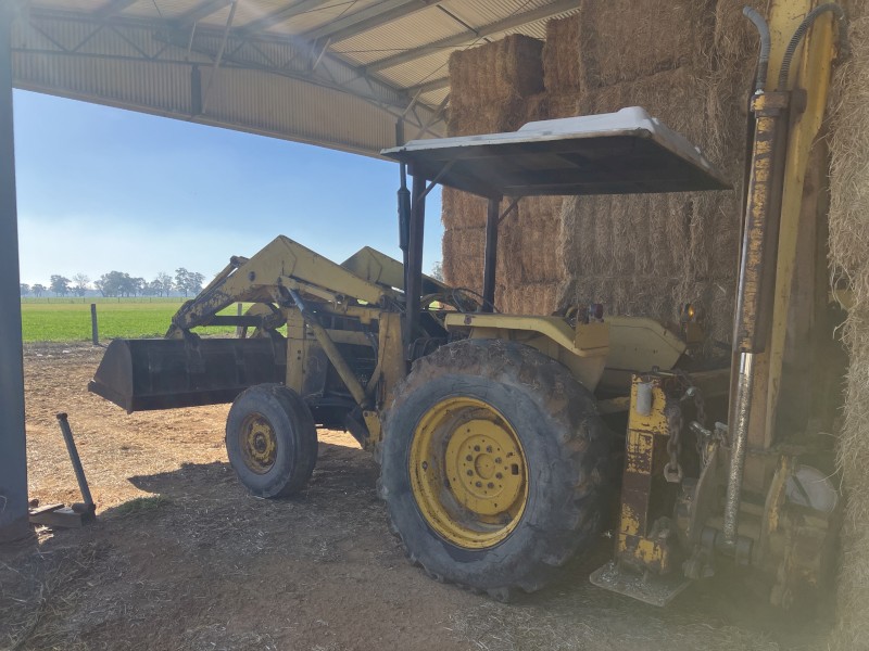 MF 250 backhoe / Loader