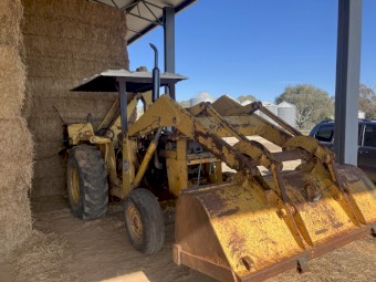 MF 250 backhoe / Loader