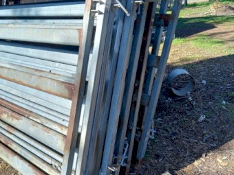Cattle yard panels