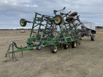 **Price reduced** John Deere 610 airseeder bar and Flexicoil 1330 bin