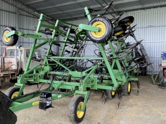 **Price reduced** John Deere 610 airseeder bar and Flexicoil 1330 bin