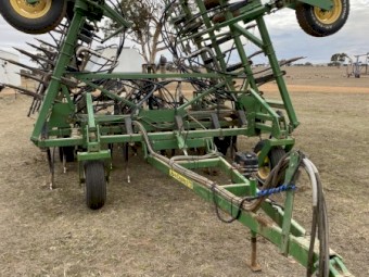 **Price reduced** John Deere 610 airseeder bar and Flexicoil 1330 bin