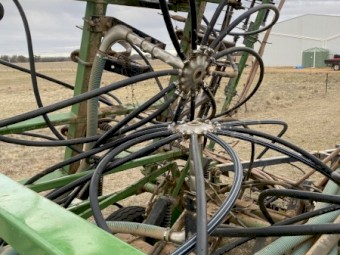 **Price reduced** John Deere 610 airseeder bar and Flexicoil 1330 bin