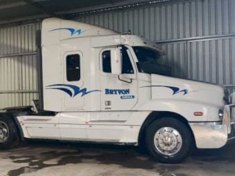 2000 Freightliner Century Class