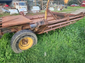 Twin bale feed out cart