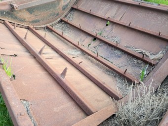 Twin bale feed out cart