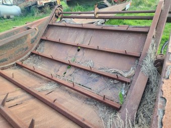 Twin bale feed out cart