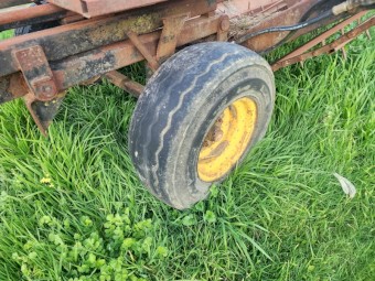 Twin bale feed out cart