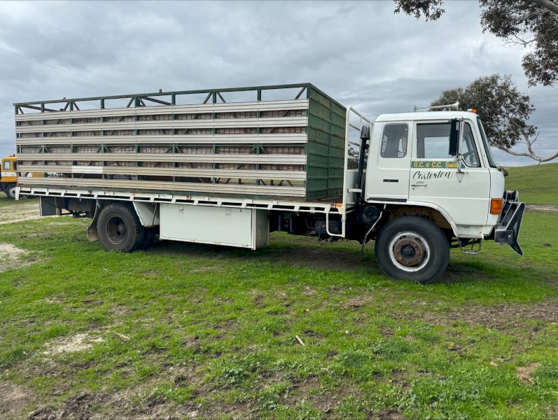 1986 Hino FF197 with crate