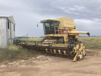 1995 New Holland TR 86 Header