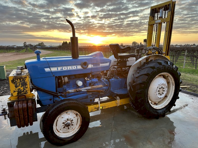 Ford 3000 with Heavy Duty Hesco Forklift & Side Shift