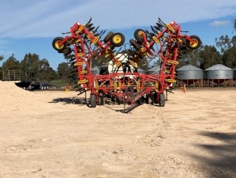 2014 Bourgault 8910 and 6350 TBH Cart