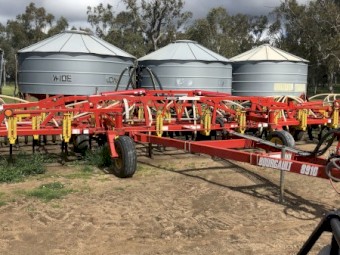 2014 Bourgault 8910 and 6350 TBH Cart