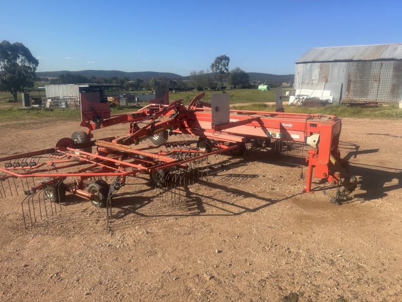 Kuhn Twin Rotor hay rake
