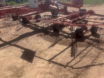 Kuhn Twin Rotor hay rake