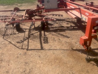 Kuhn Twin Rotor hay rake
