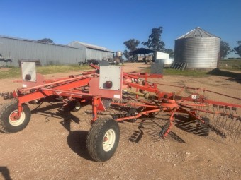 Kuhn Twin Rotor hay rake