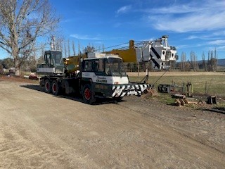 1984 Nissan Carrier Crane