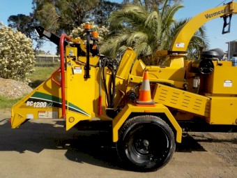 Late Model VERMEER BC1200XL SMART FEED COMMERCIAL DIESEL WOOD CHIPPER
