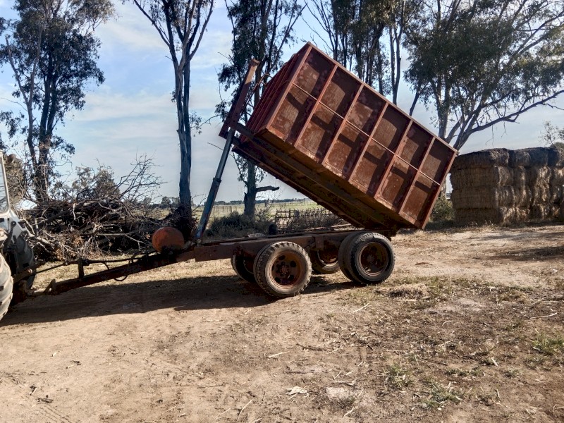 Farm tipping trailer 