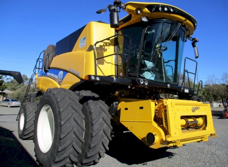 New Holland CR8.9 Header with 45ft Macdon Front